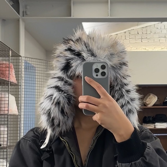 Meet your Posher, Soaring Saturn - Picture 1 of 1